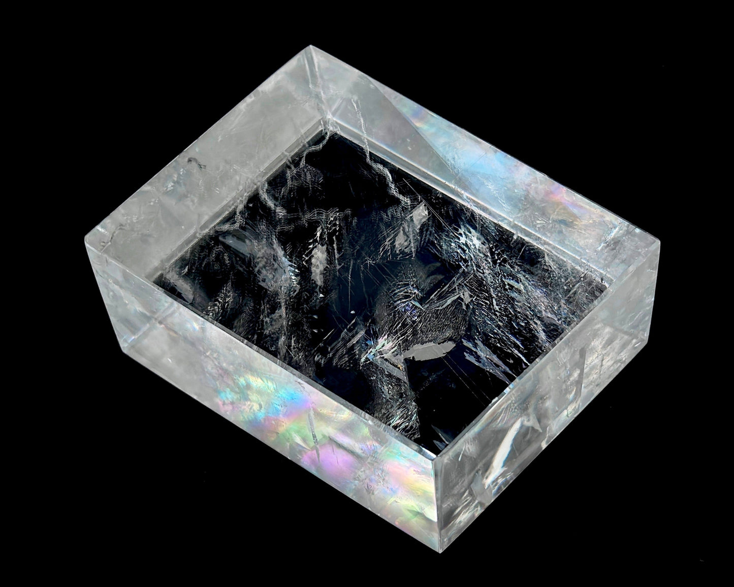 Einzelner polierter Calcit Kristall mit Doppelbrechung auf schwarzem Hintergrund