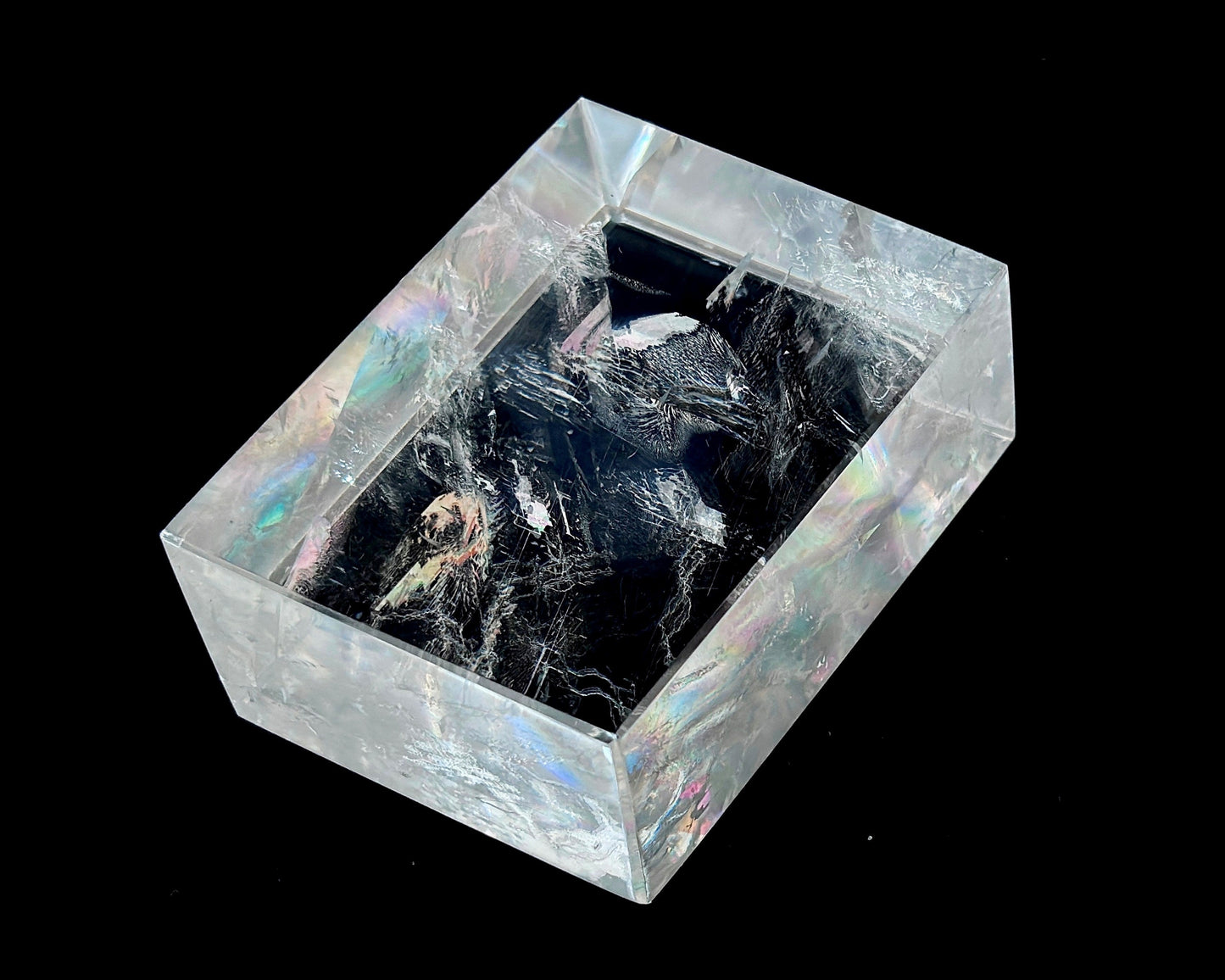 Seitenansicht rechts: Einzelner polierter Calcit Kristall auf schwarzem Hintergrund