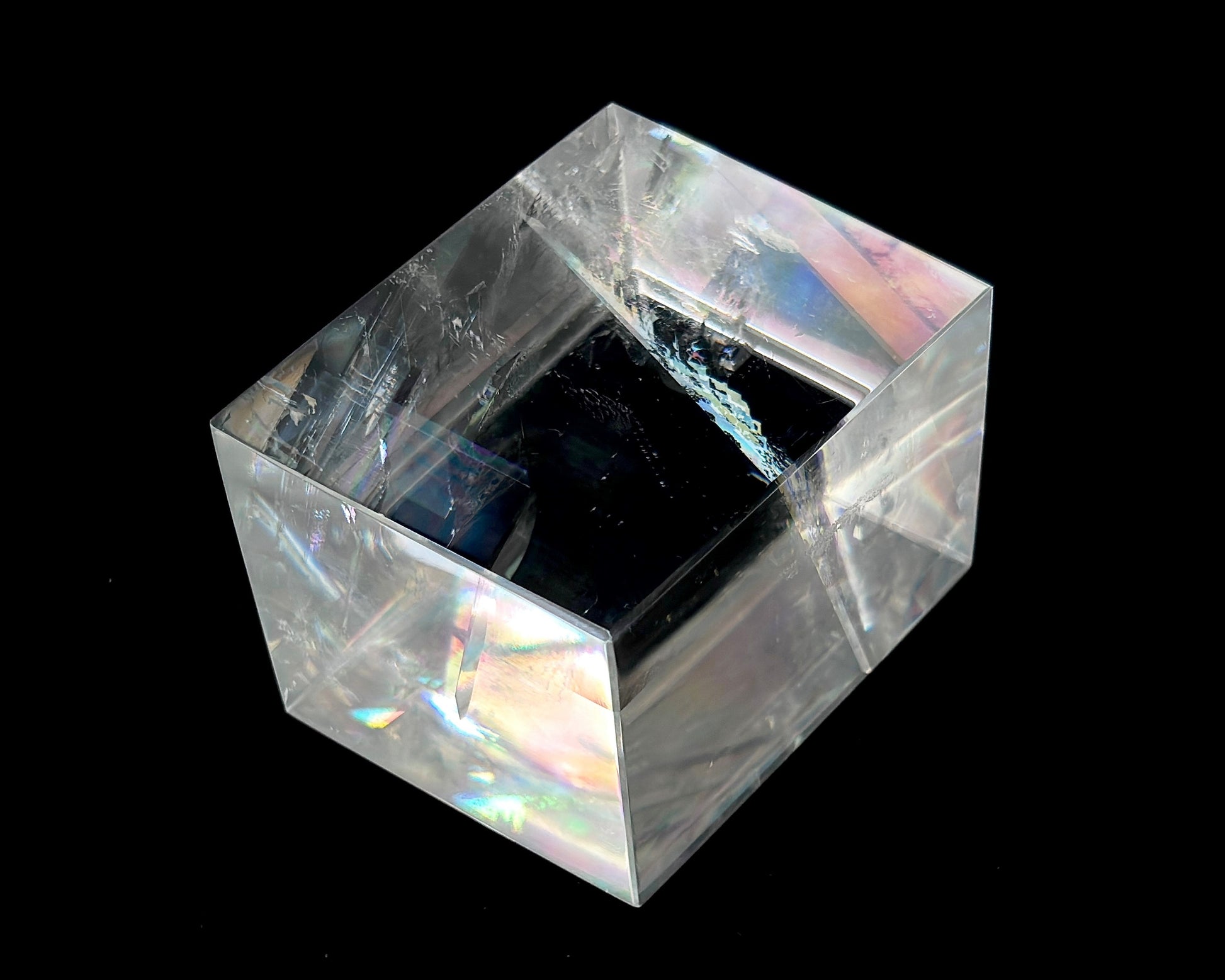 Ansicht links: Einzelner polierter Calcit Kristall auf schwarzem Hintergrund