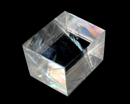 Ansicht links: Einzelner polierter Calcit Kristall auf schwarzem Hintergrund