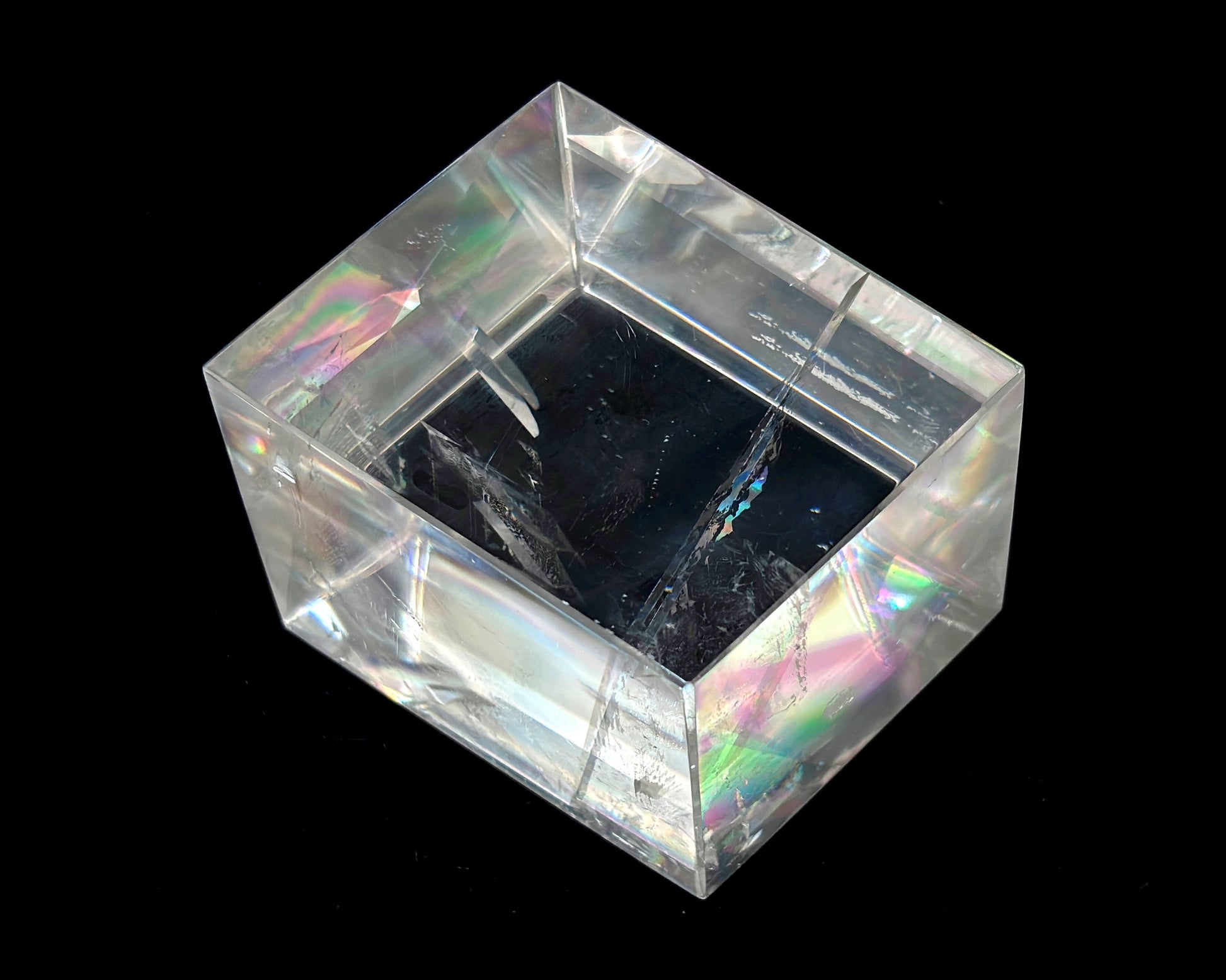 Ansicht rechts: Einzelner polierter Calcit Kristall auf schwarzem Hintergrund