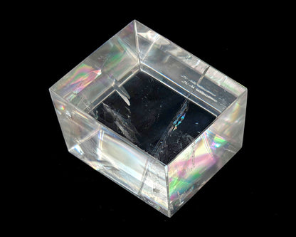 Ansicht rechts: Einzelner polierter Calcit Kristall auf schwarzem Hintergrund