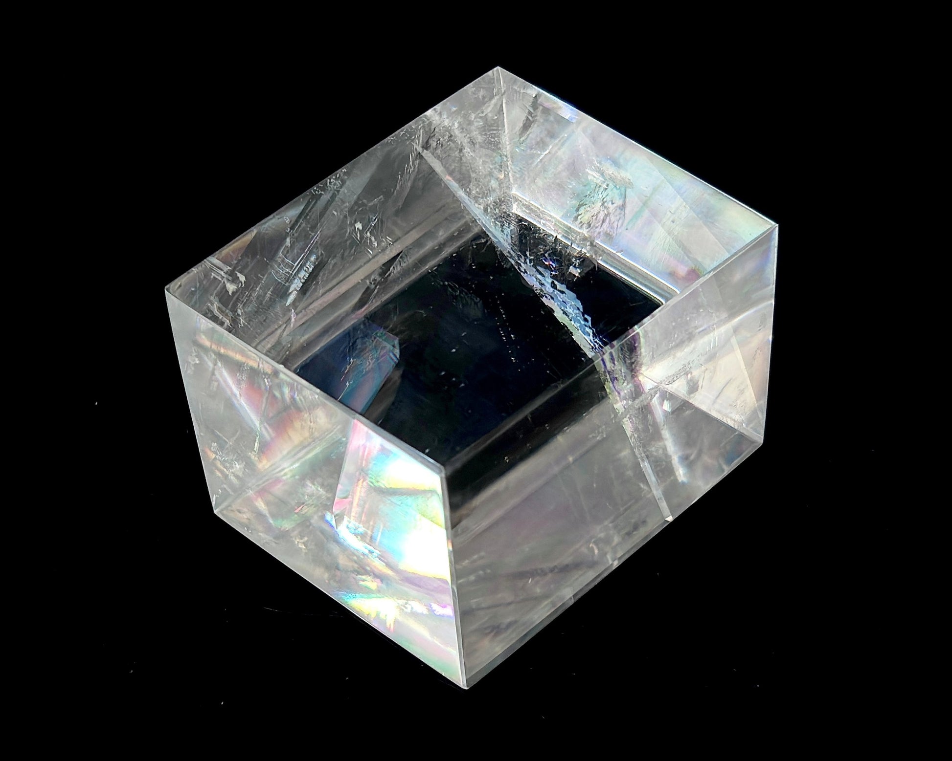 Seitenansicht links: Einzelner polierter Calcit Kristall auf schwarzem Hintergrund