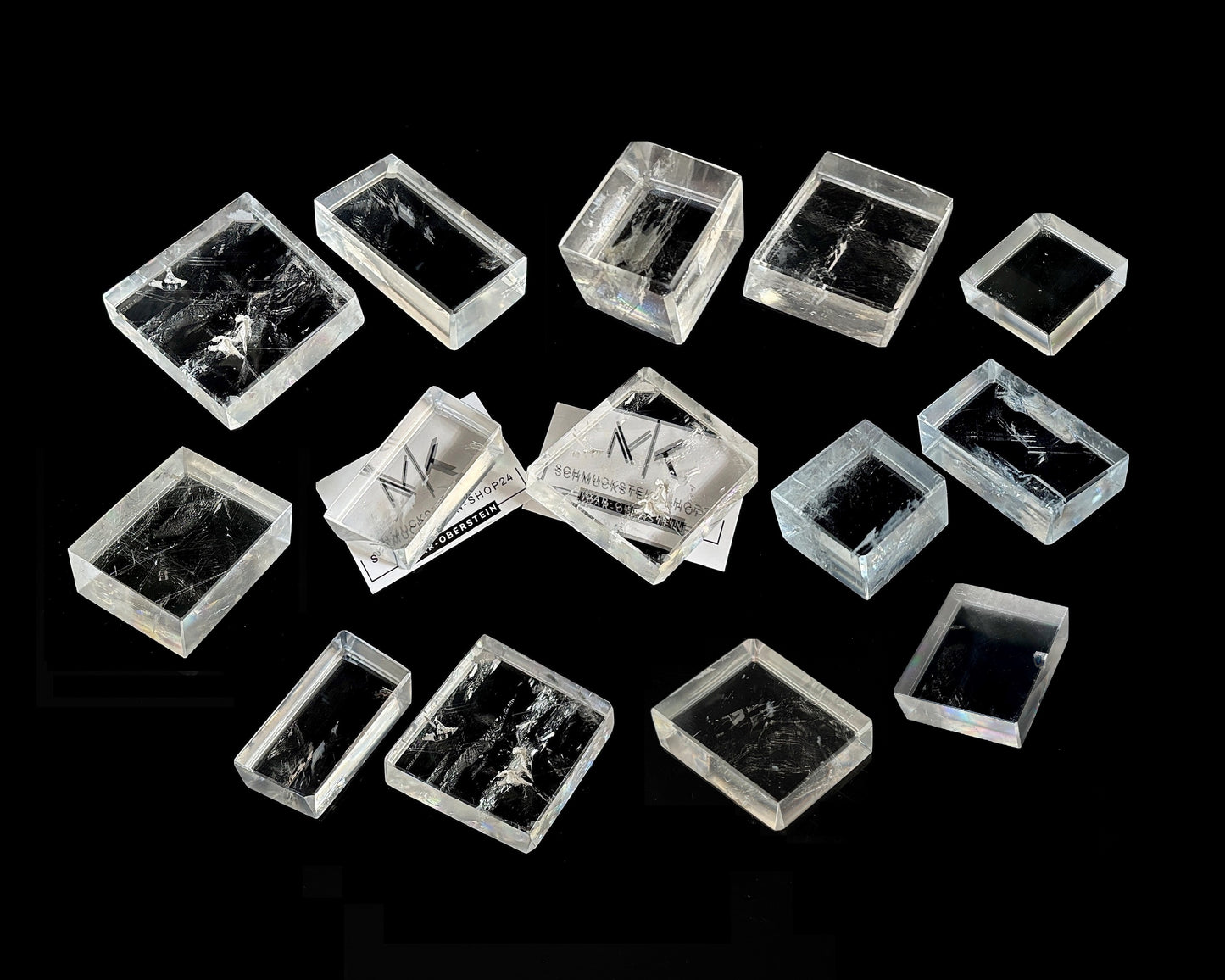 Ansicht von oben: Viele polierte kristallklare Calcit Kristalle (Doppelspat) in vielfältigen Formen