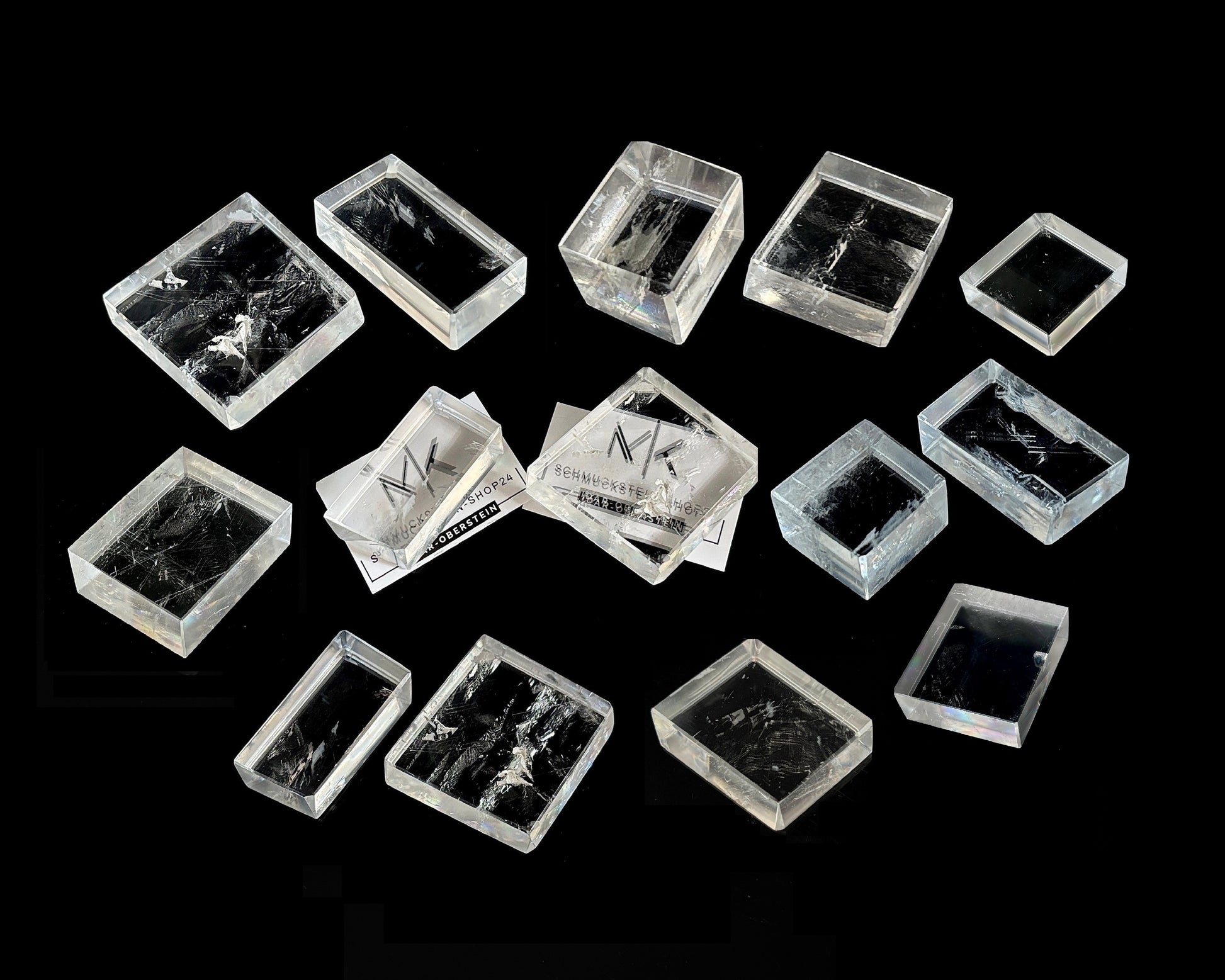 Ansicht von oben: Viele polierte kristallklare Calcit Kristalle (Doppelspat) in vielfältigen Formen