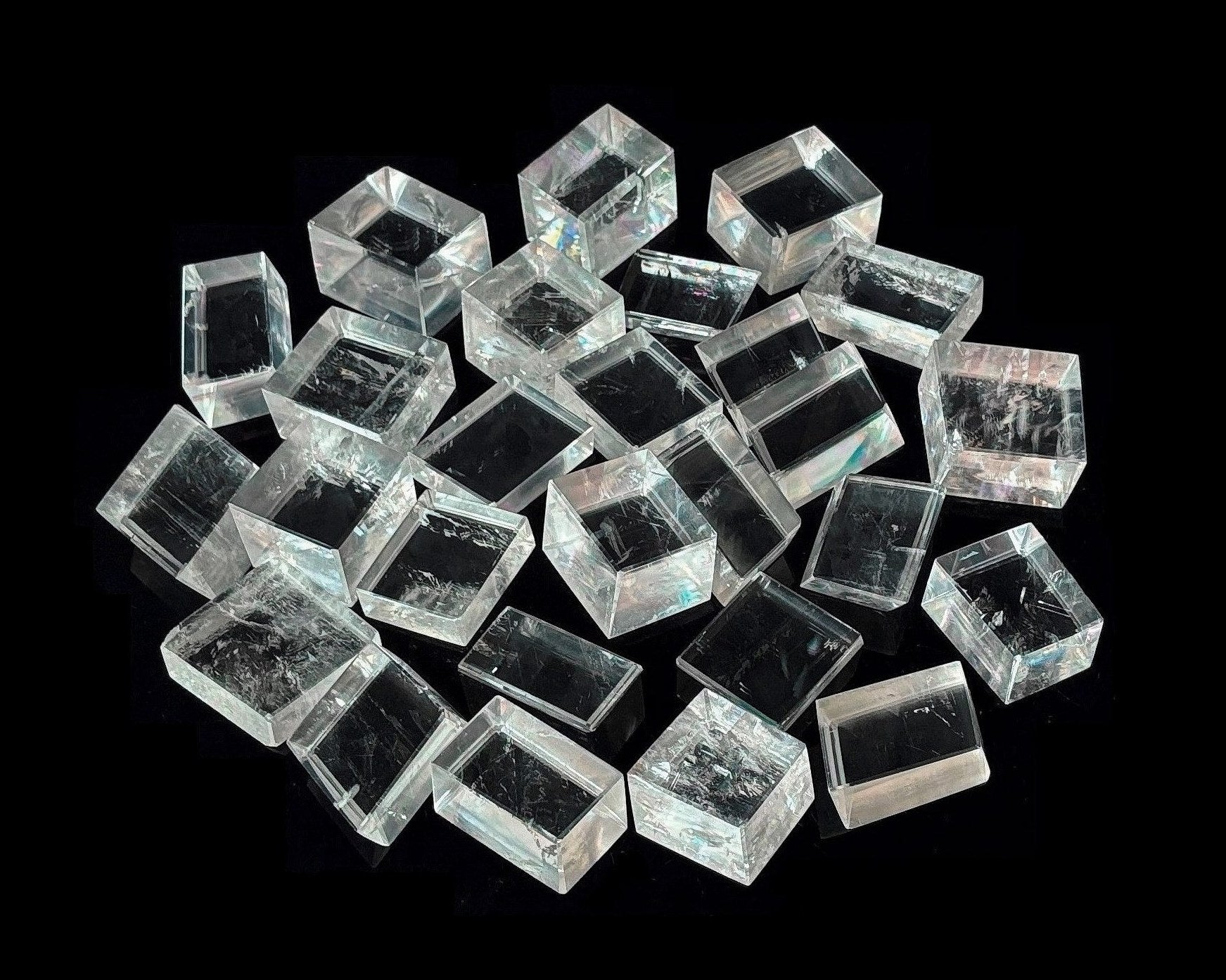 Vorderansicht: Viele polierte kristallklare Calcit Kristalle (Doppelspat) in vielfältigen Formen