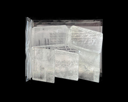 Ansicht von oben: Calcite Kristalle (Doppelspat) mit sichtbarer doppelter Schrift im Größenvergleich