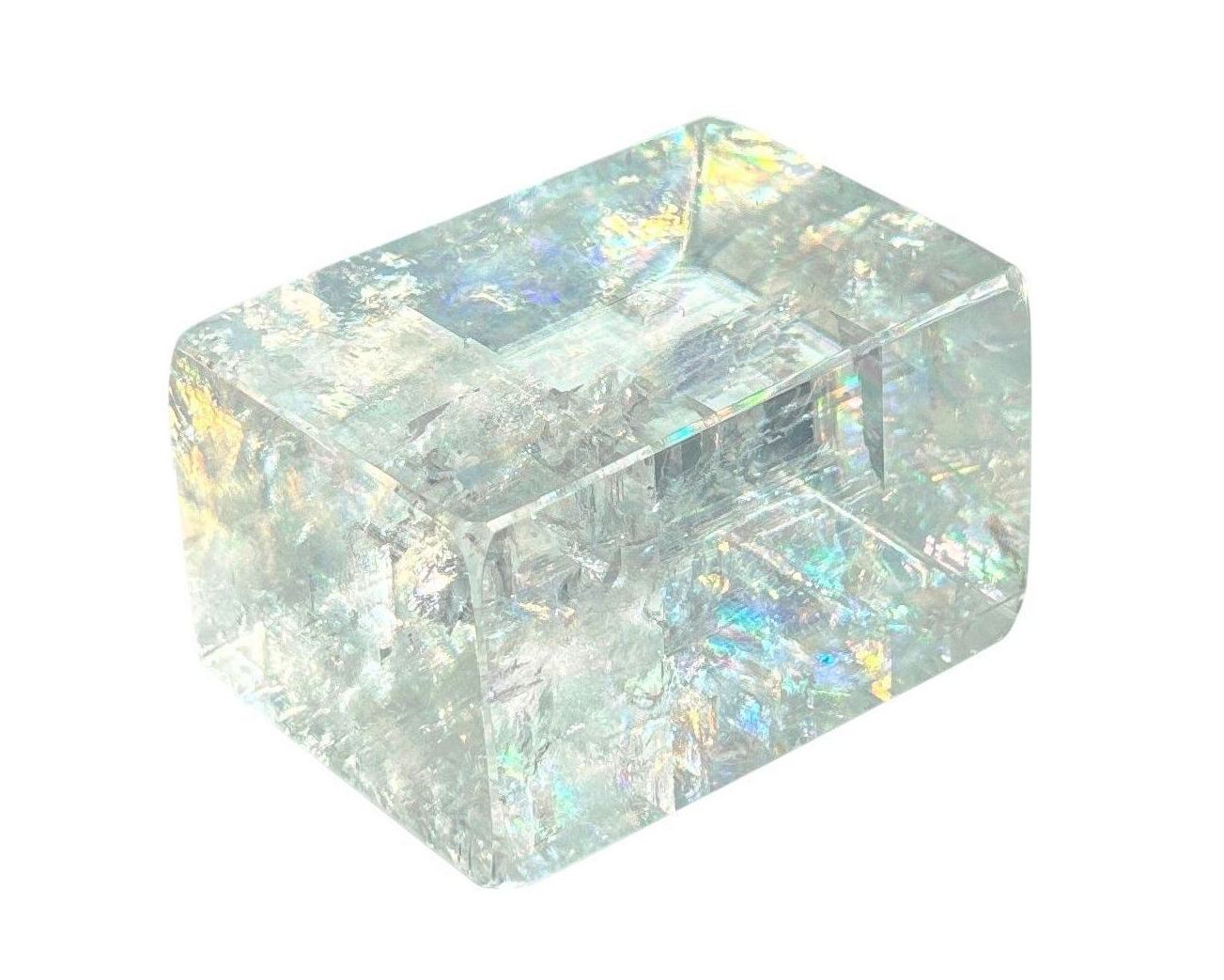 Ansicht links: Einzelner polierter Calcit Kristall auf weißem Hintergrund