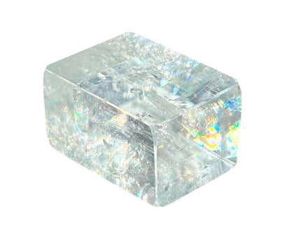 Einzelner polierter Calcit Kristall auf weißem Hintergrund