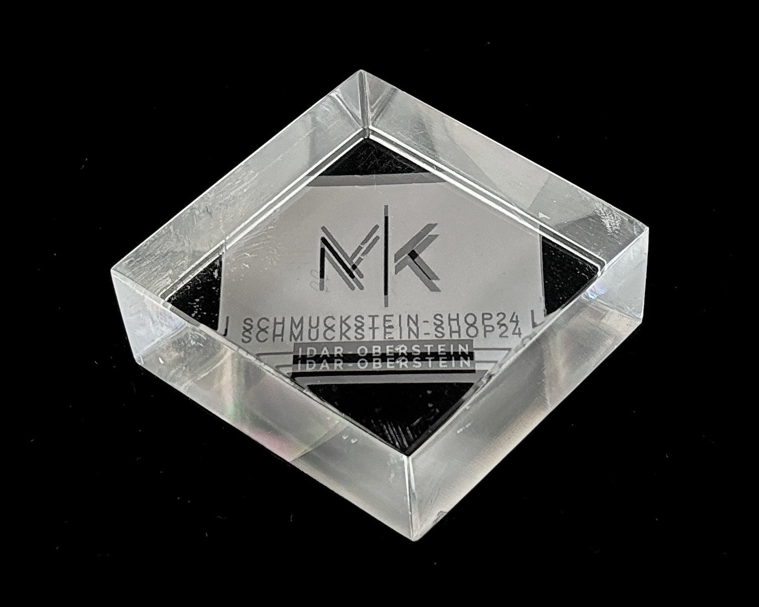 Seitenansicht links: Einzelner polierter Calcit Kristall auf schwarzem 