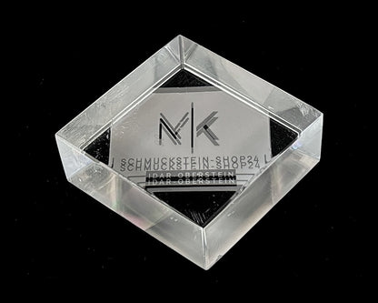 Seitenansicht links: Einzelner polierter Calcit Kristall auf schwarzem 