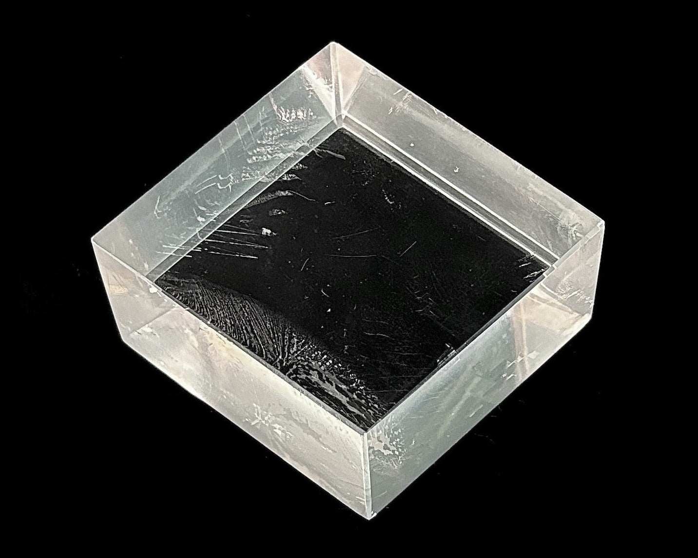 Ansicht oben: Einzelner polierter Calcit Kristall auf schwarzem Hintergrund