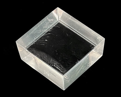 Ansicht oben: Einzelner polierter Calcit Kristall auf schwarzem Hintergrund