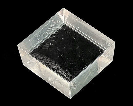 Ansicht oben: Einzelner polierter Calcit Kristall auf schwarzem Hintergrund