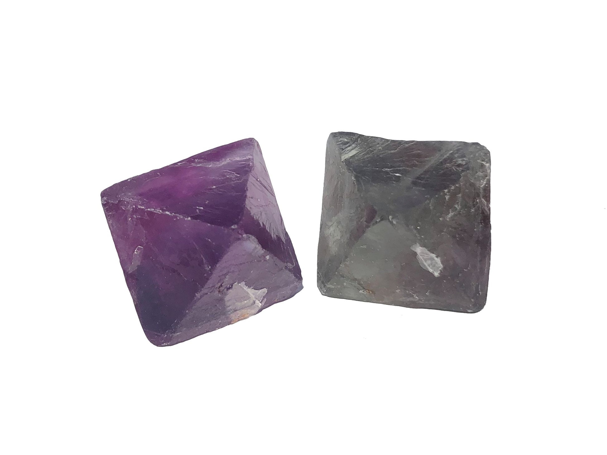 2er-Set Fluorit Oktaeder in violett und grün auf weißem Hintergrund