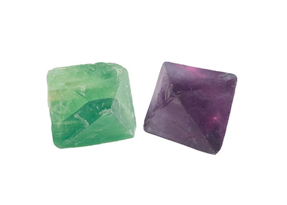 2er-Set Fluorit Oktaeder in violett und grün auf weißem Hintergrund