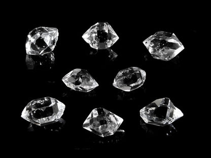 Auswahl an transparenten Herkimer Kristallen auf schwarzem Hintergrund