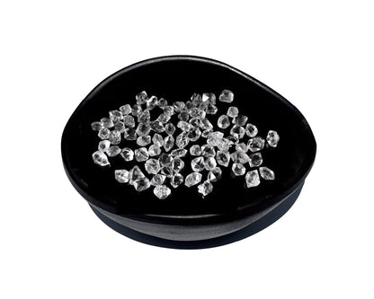 Vielzahl natürlicher Herkimer Kristalle in schwarzer Schale
