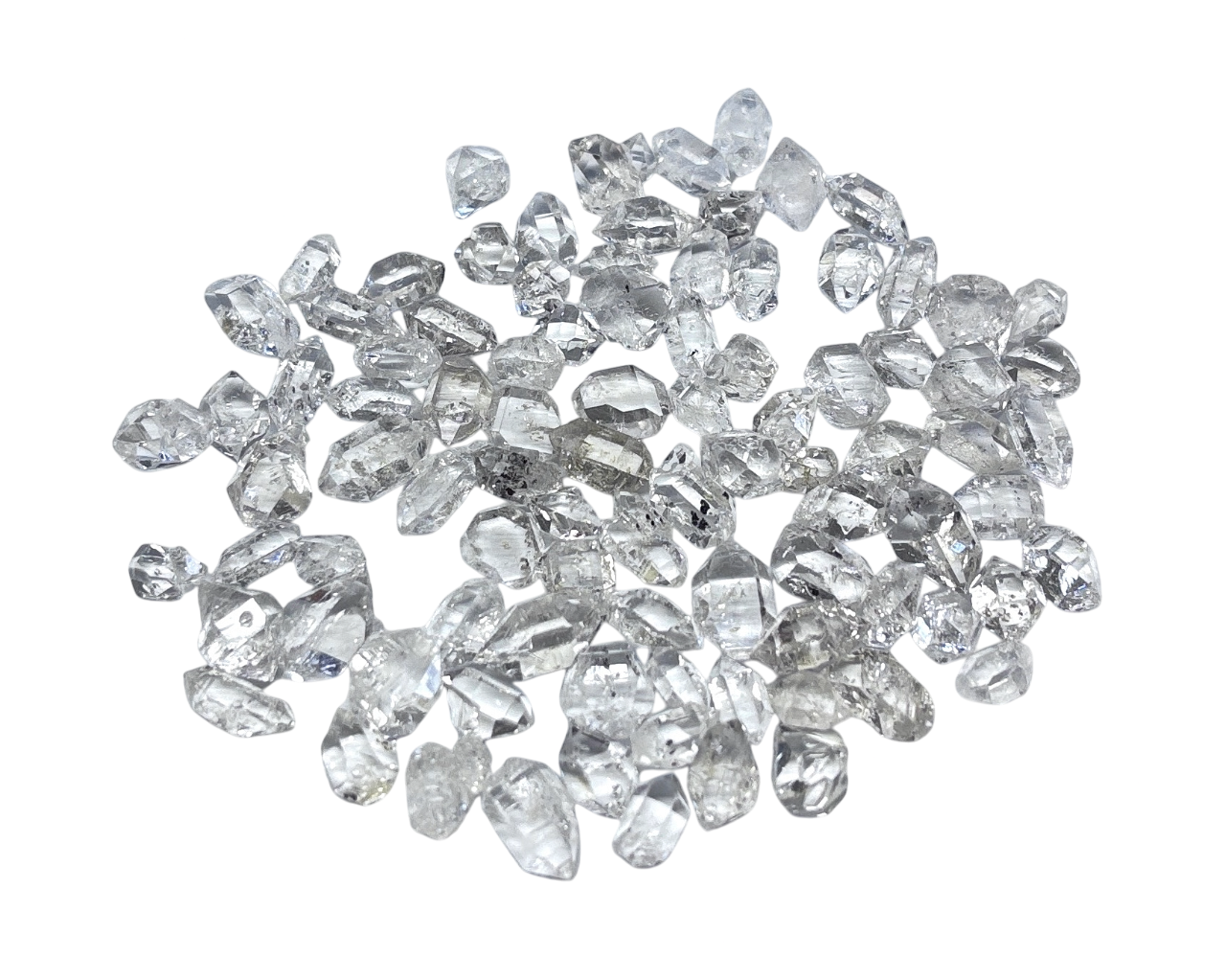 Vorderansicht: Viele kleine Herkimer Kristalle auf weißem Hintergrund