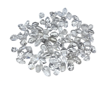 Vorderansicht: Viele kleine Herkimer Kristalle auf weißem Hintergrund