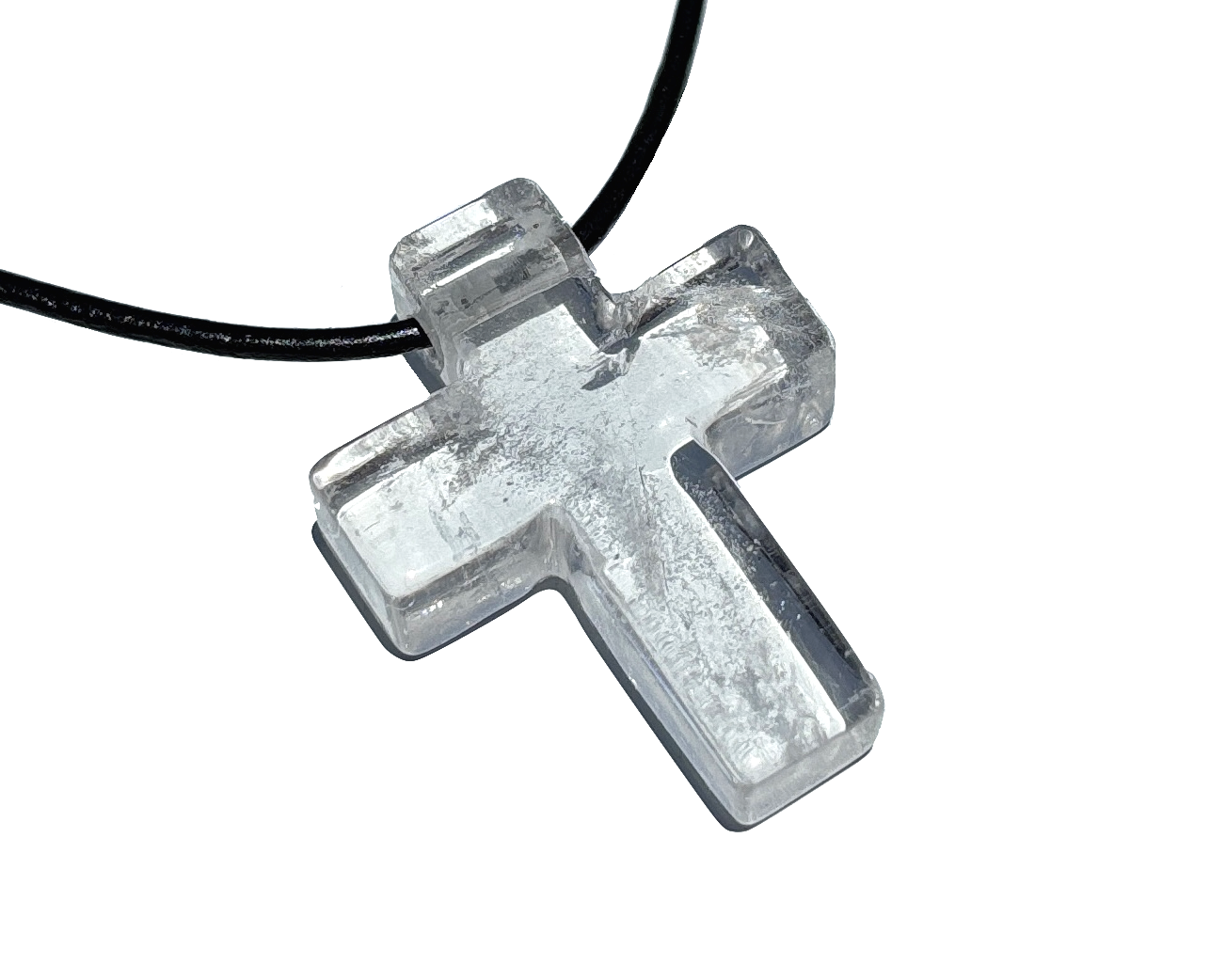 Bergkristall Kreuz auf weißem Hintergrund