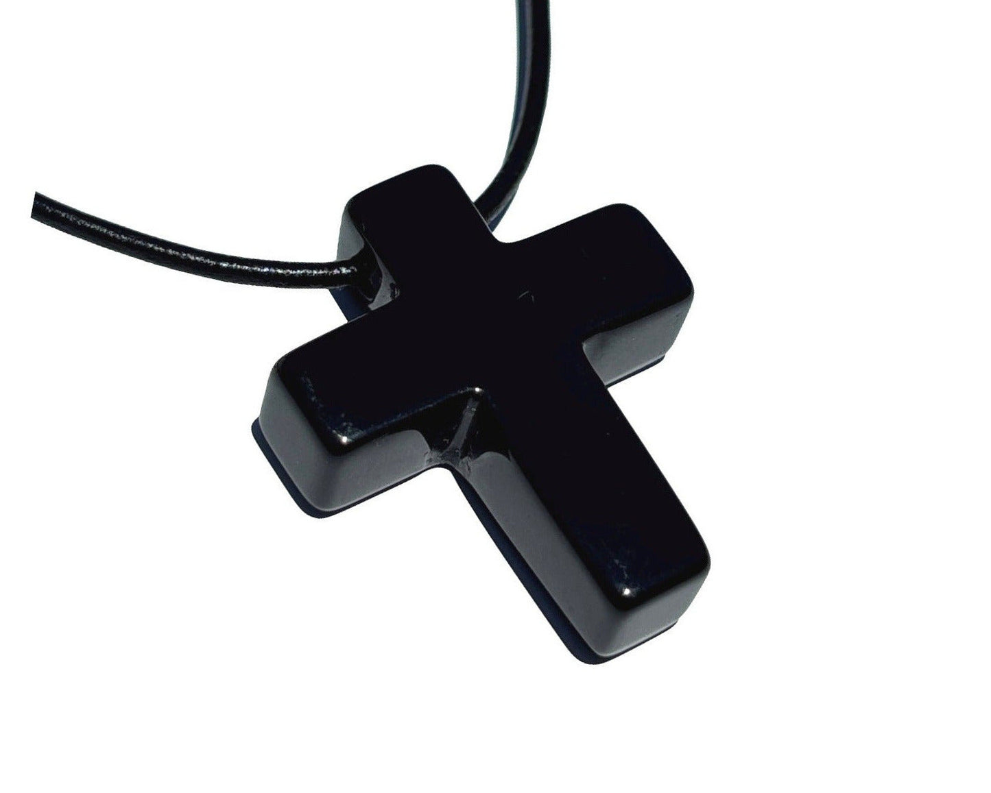 Obsidian Kreuz auf weißem Hintergrund