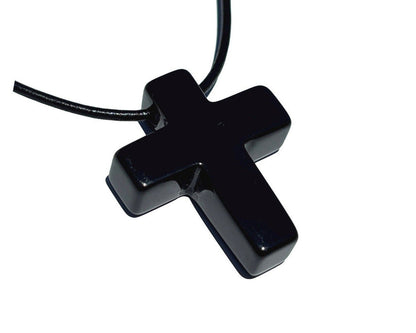 Obsidian Kreuz auf weißem Hintergrund