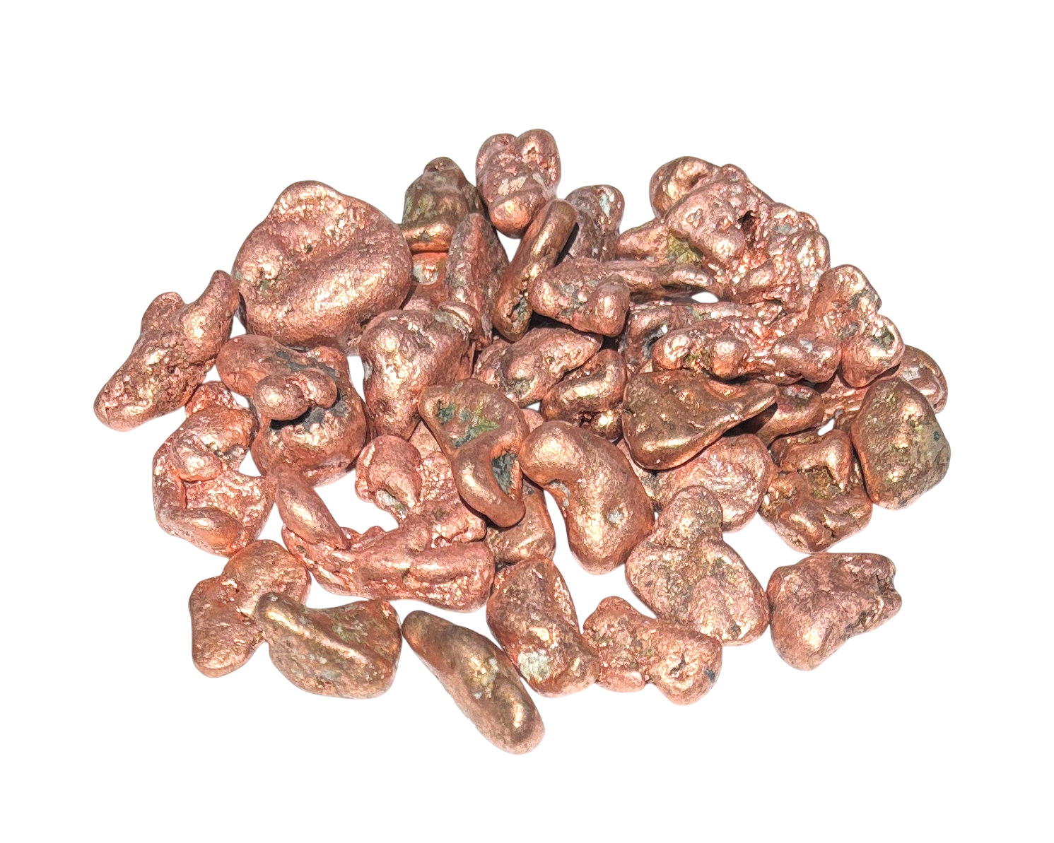 Vorderansicht: natürliche Kupfer Nuggets auf weißem Hintergrund