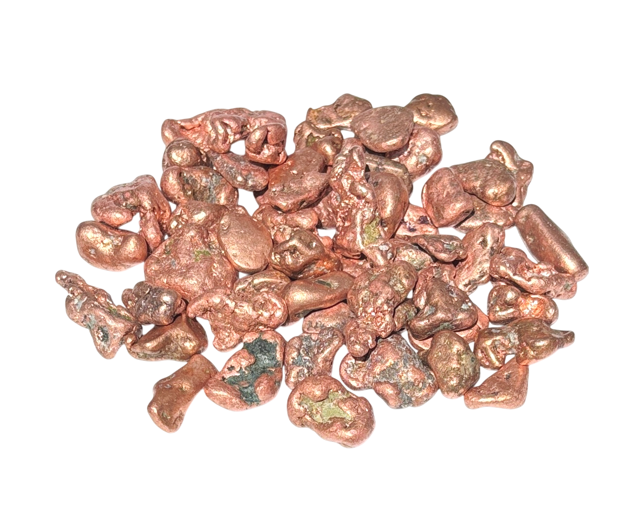 Vorderansicht: Vielzahl an kleinen kupferroten Kupfer Nuggets auf weißem Hintergrund