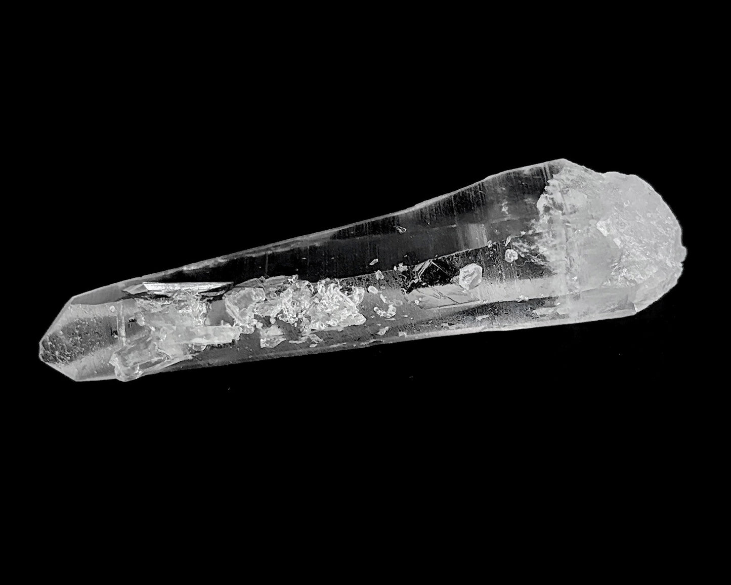 Bergkristall Spitze naturbelassen auf schwarzem Hintergrund