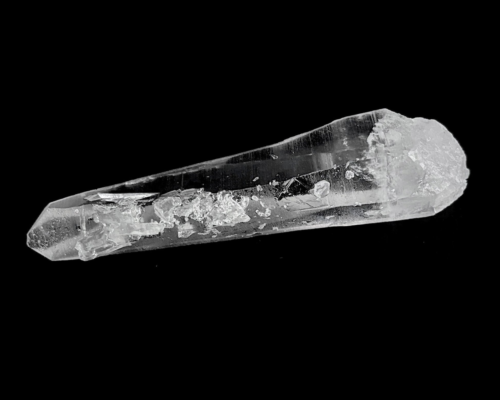 Bergkristall Spitze naturbelassen auf schwarzem Hintergrund