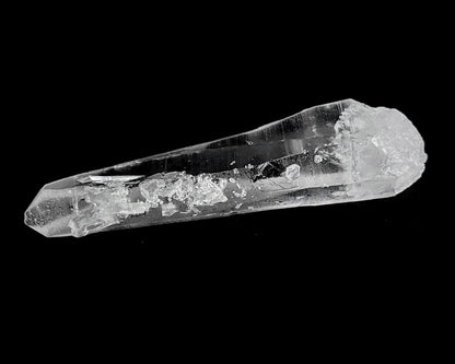 Bergkristall Spitze naturbelassen auf schwarzem Hintergrund