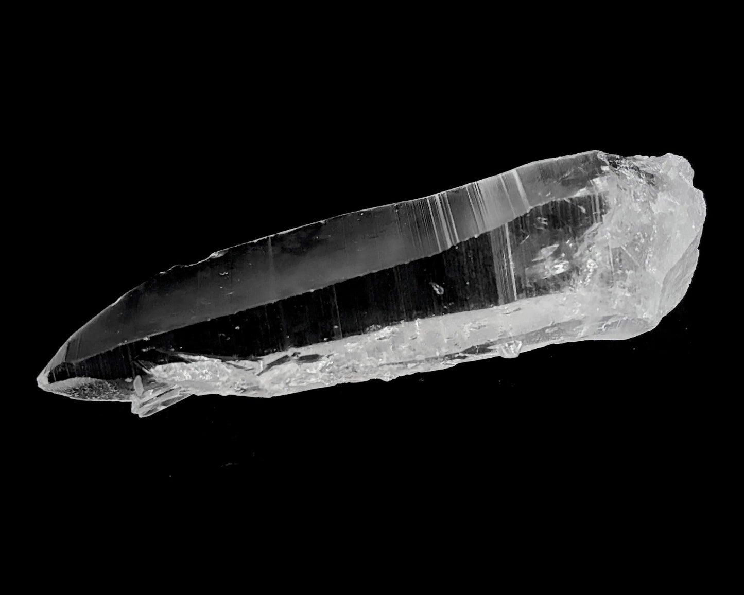 natürliche Bergkristall Spitze natur auf schwarzem Hintergrund