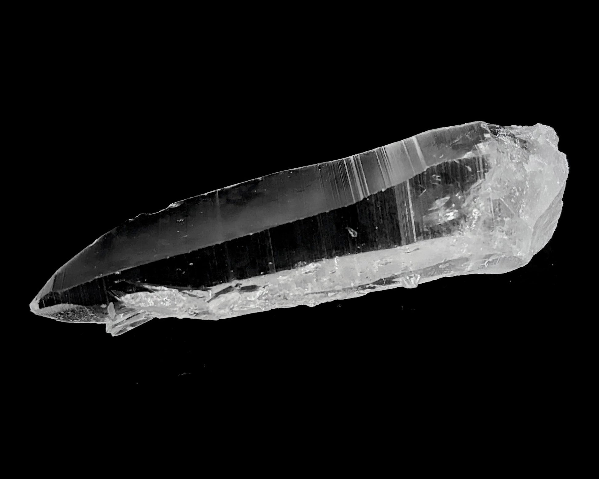 natürliche Bergkristall Spitze natur auf schwarzem Hintergrund