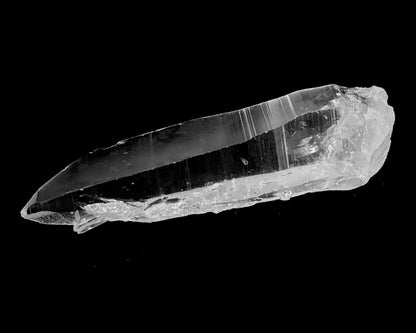 natürliche Bergkristall Spitze natur auf schwarzem Hintergrund