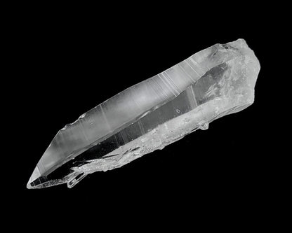 Bergkristall Spitze natur auf schwarzem Hintergrund