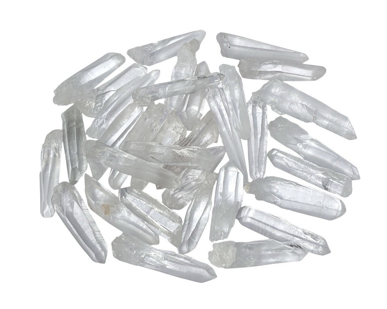 Bergkristall Laserquarze in verschiedenen Formen auf weißem Hintergrund