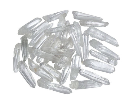 Bergkristall Laserquarze in verschiedenen Formen auf weißem Hintergrund