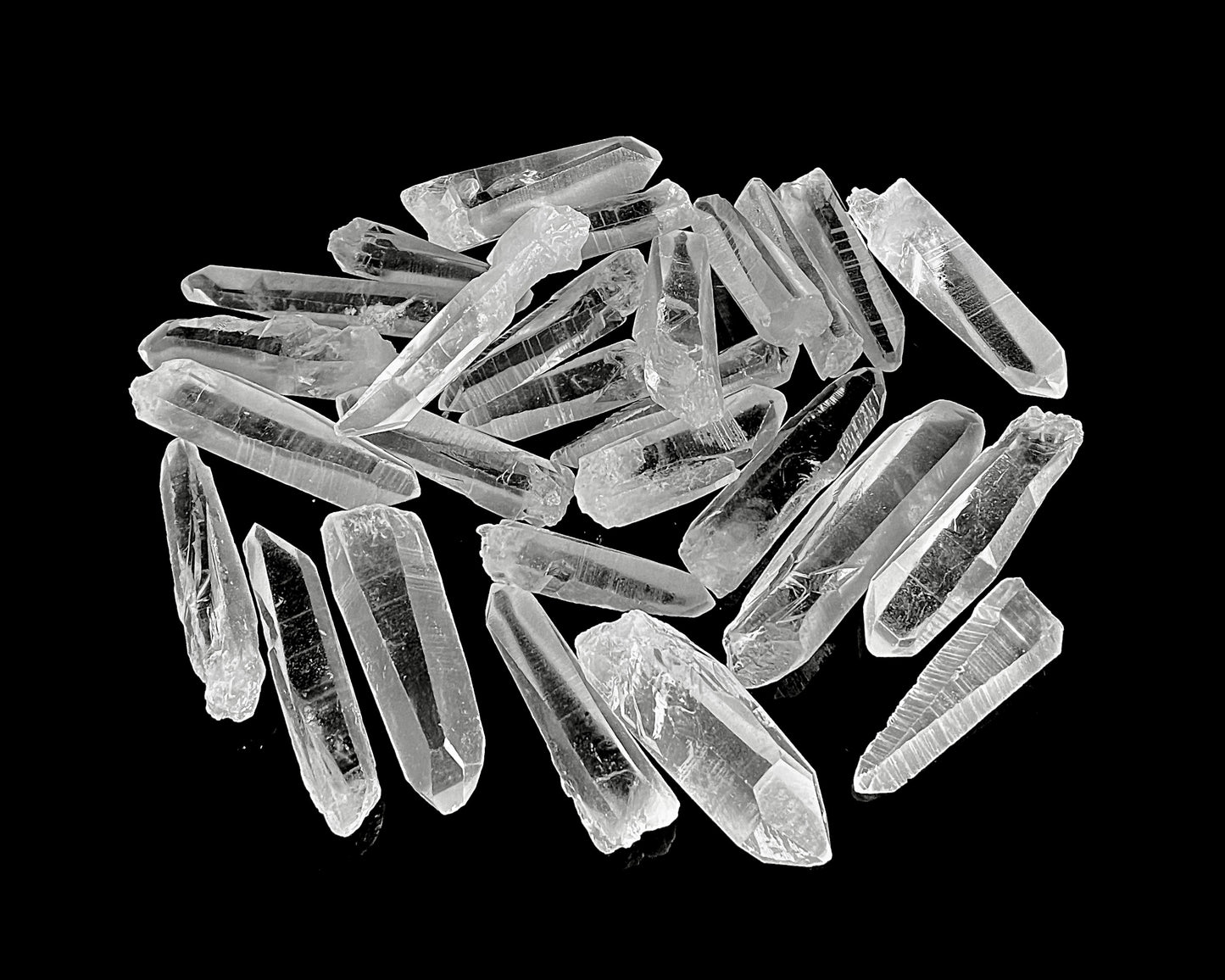 Ansicht von vorn: Vielzahl an Laserkristallen auf schwarzem Hintergrund