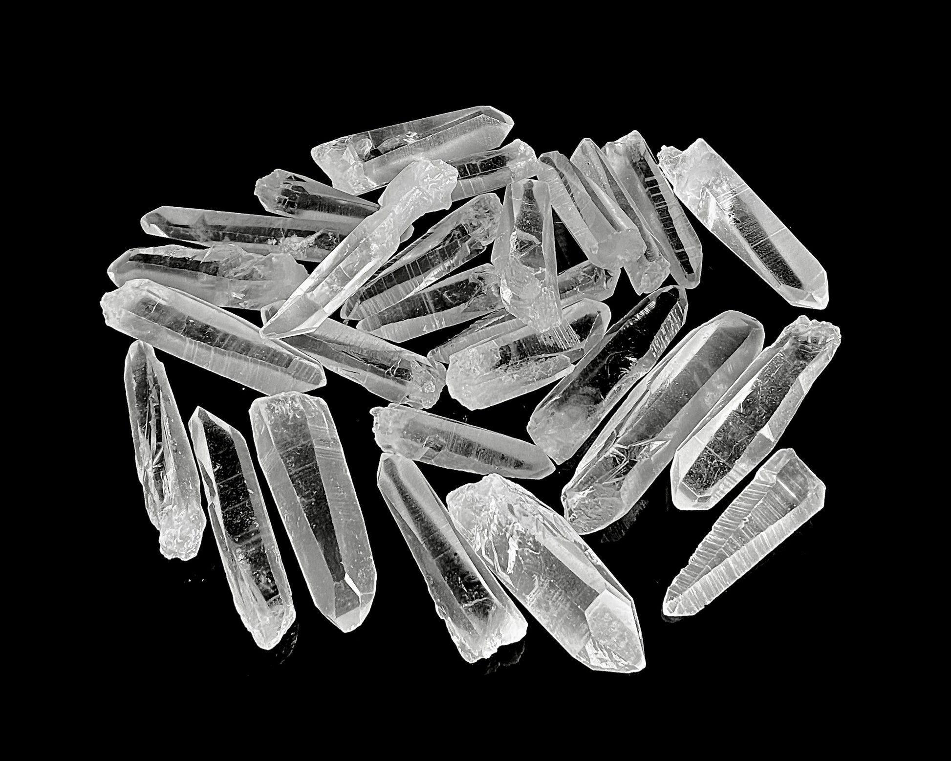 Ansicht von vorn: Vielzahl an Laserkristallen auf schwarzem Hintergrund