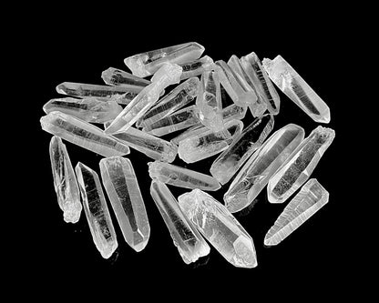 Ansicht von vorn: Vielzahl an Laserkristallen auf schwarzem Hintergrund