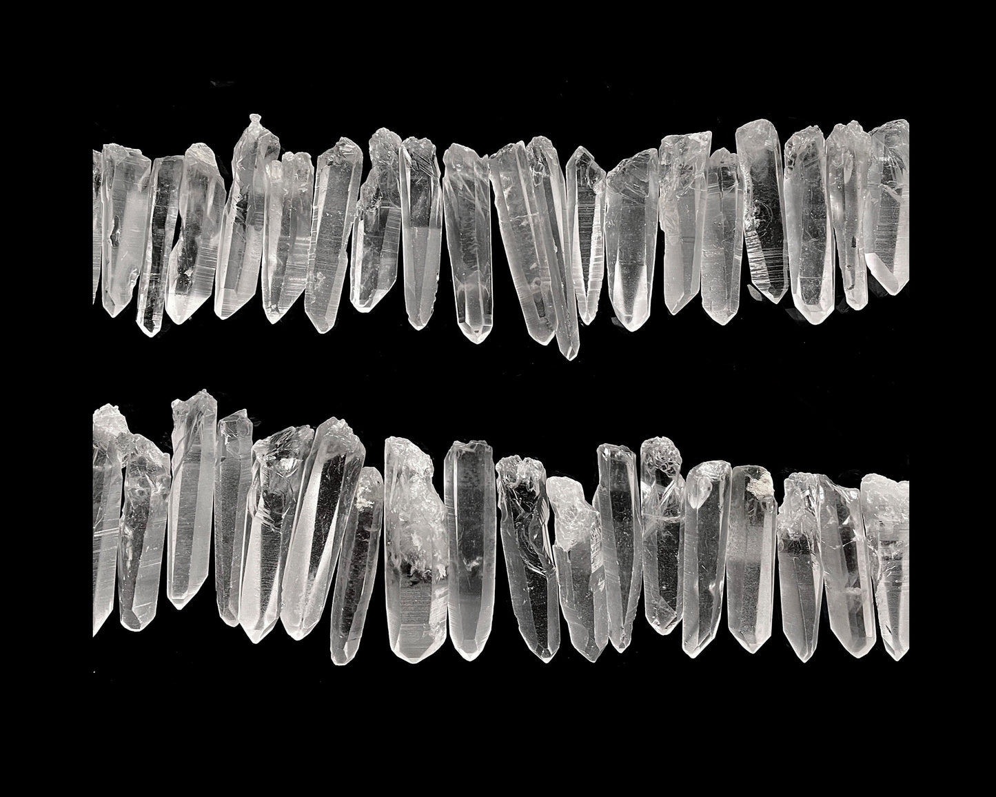 Ansicht von oben: Sammlung von Laserkristallen auf schwarzem Hintergrund