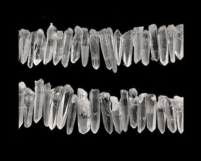 Ansicht von oben: Sammlung von Laserkristallen auf schwarzem Hintergrund