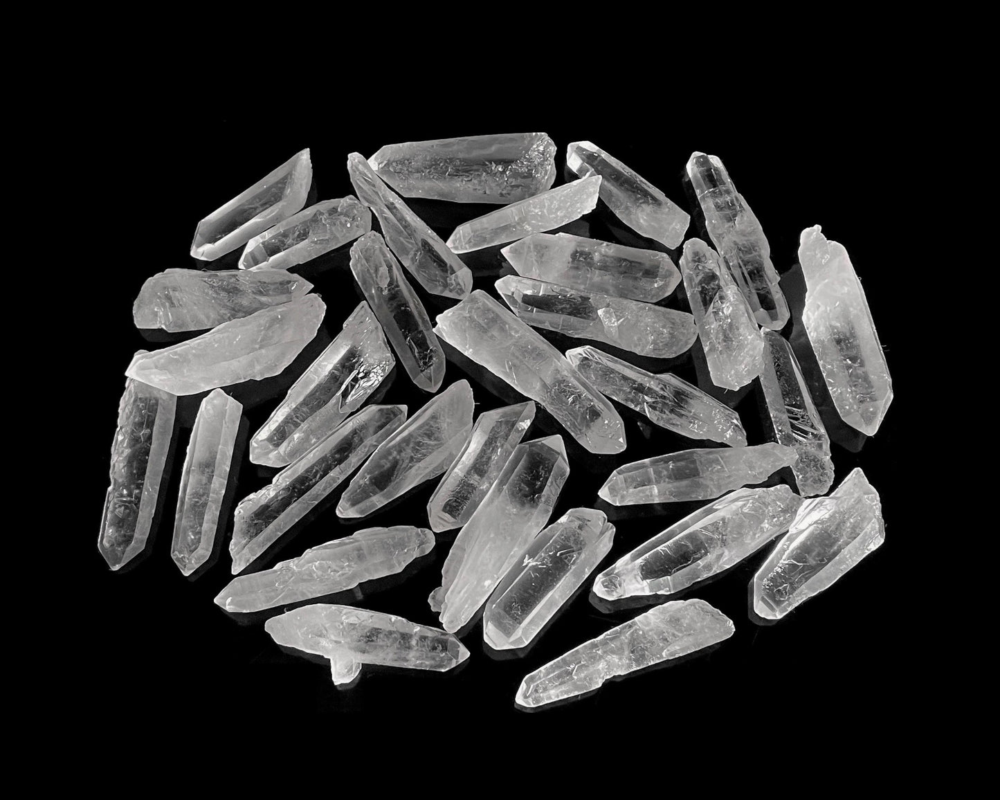 Bergkristall Laserquarze in verschiedenen Formen auf schwarzem Hintergrund