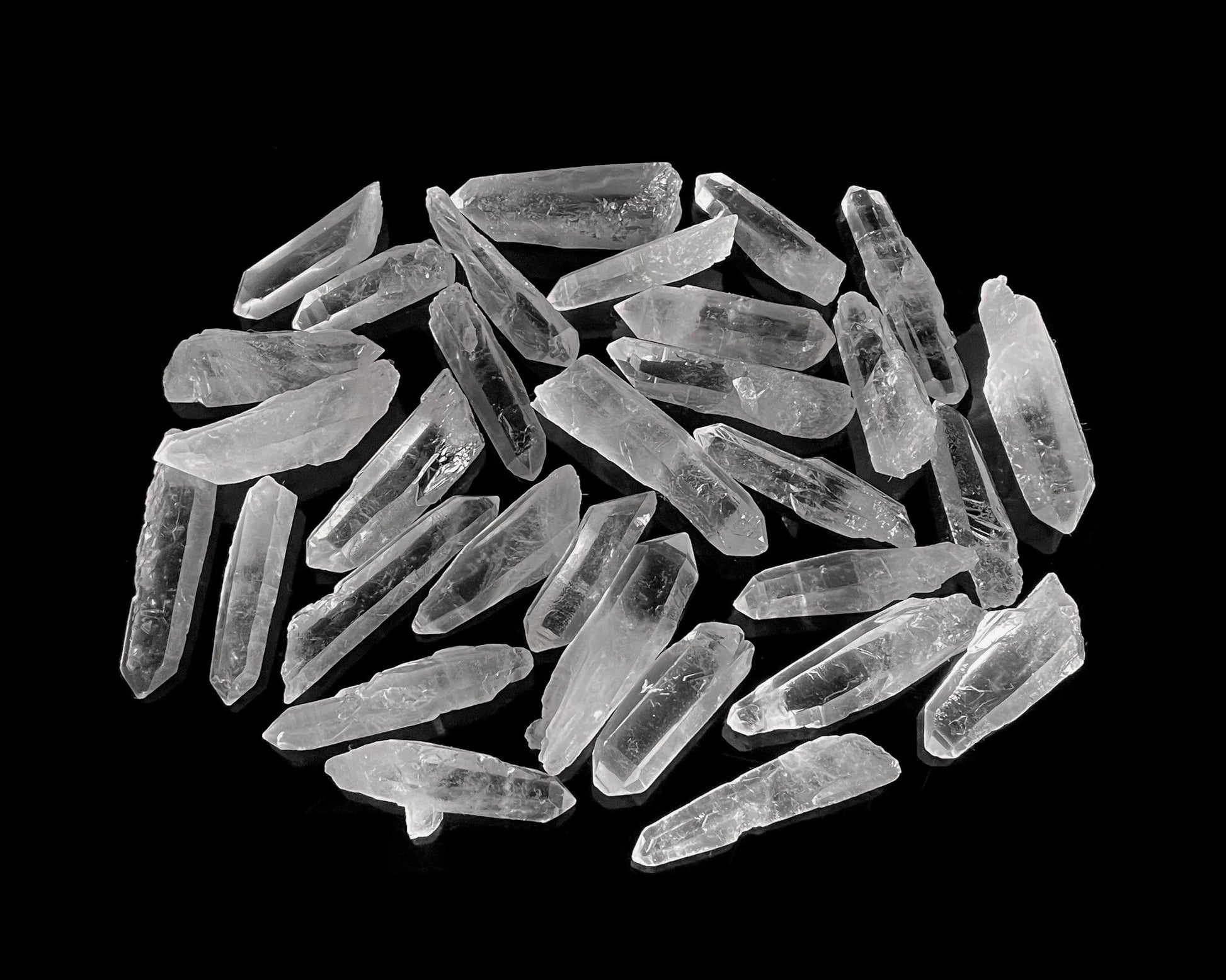 Bergkristall Laserquarze in verschiedenen Formen auf schwarzem Hintergrund