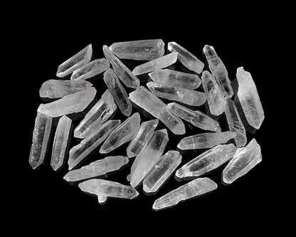 Bergkristall Laserquarze in verschiedenen Formen auf schwarzem Hintergrund