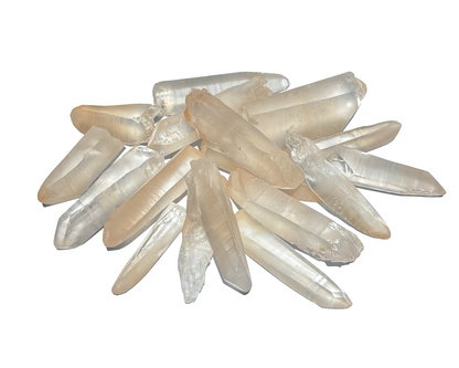 Vielzahl an Laserkristallen mit Hämatit auf weißem Hintergrund