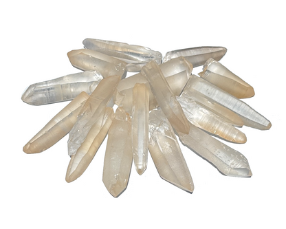 Vorderansicht: Laserkristalle mit Hämatit auf weißem Hintergrund