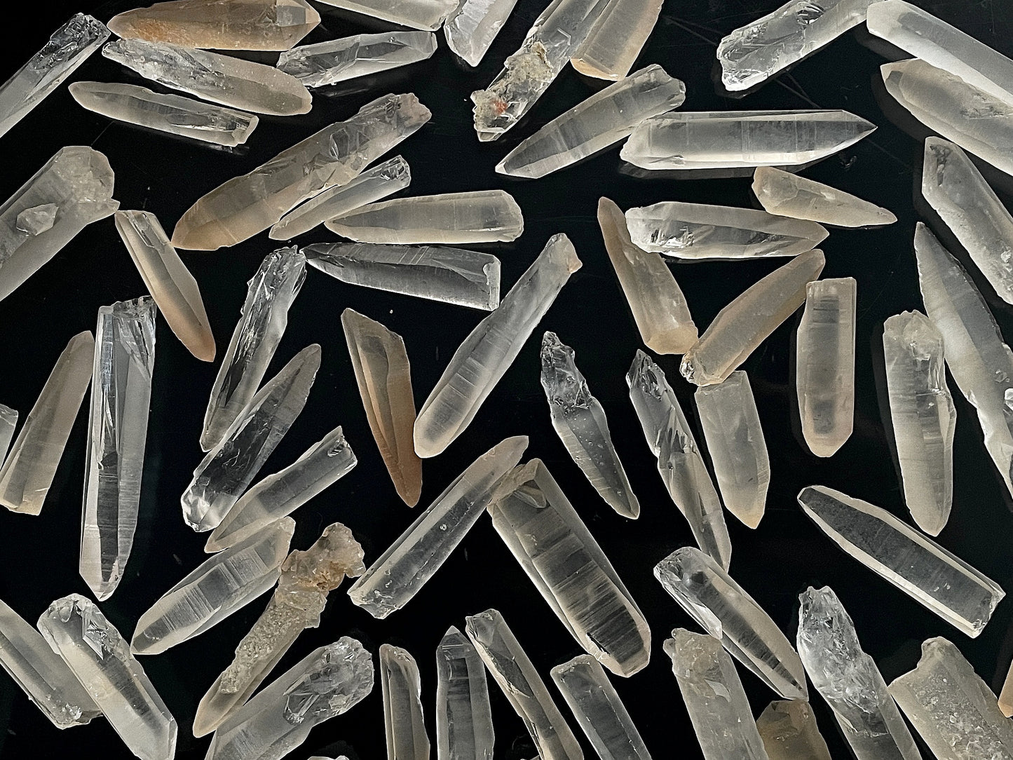 Vielzahl an Laserkristallen mit Hämatit auf schwarzem Hintergrund