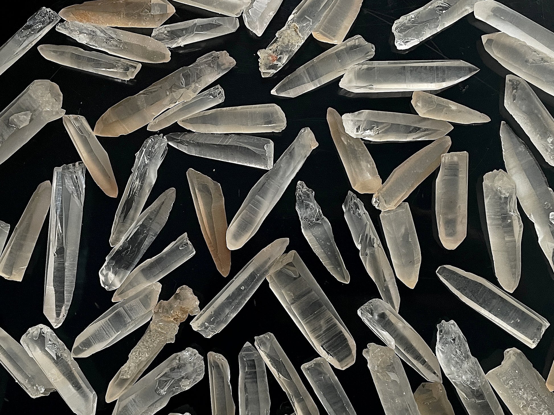 Vielzahl an Laserkristallen mit Hämatit auf schwarzem Hintergrund